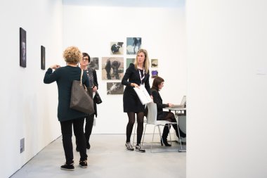 adil bir sanat galerisinde