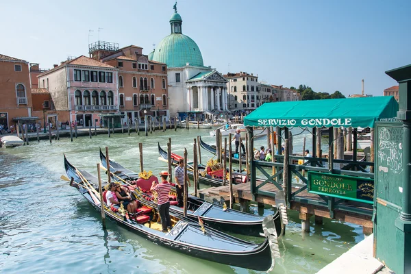 Gondolas service in Venice — Stock Photo, Image