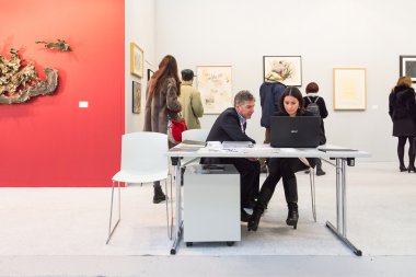 adil bir sanat galerisinde