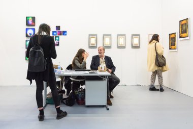 adil bir sanat galerisinde