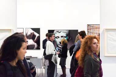 adil bir sanat galerisinde