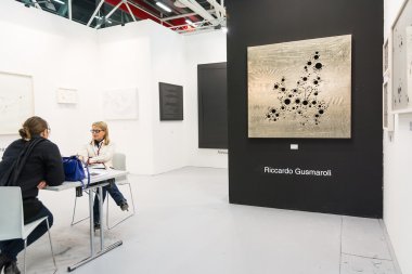 adil bir sanat galerisinde