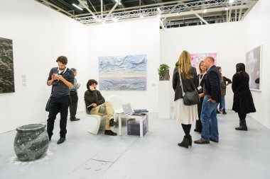 adil bir sanat galerisinde