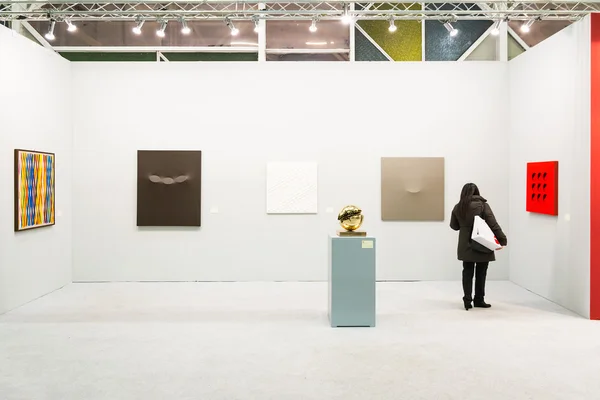 adil bir sanat galerisinde