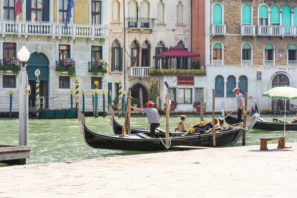 Venetian gondoliers — Stock Photo, Image