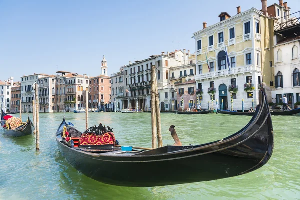 Гондола на Венецианской лагуне — стоковое фото