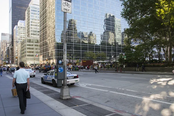 Newyorkergeschokt zakenman geïsoleerd op wit — Stockfoto