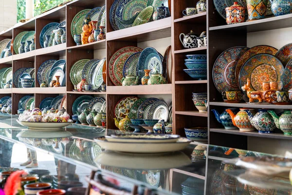 Semerkand, Özbekistan-Ağustos 13, 2023: Güneşli bir günde Semerkant 'taki Siyob Çarşısında sergilenen renkli seramik nesneler