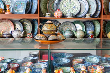 Semerkand, Özbekistan-Ağustos 13, 2023: Güneşli bir günde Semerkant 'taki Siyob Çarşısında geleneksel seramik dükkanı