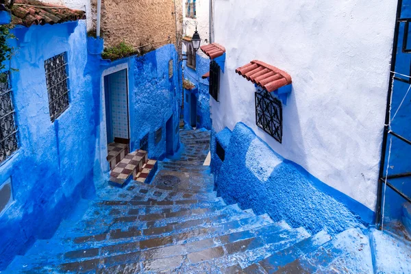 Chefchaouen, Fas - 26 Mart 2024: Bulutlu bir günde Fas 'ın Chefchaouen şehrinde karakteristik sokaklar