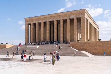 Ankara, Türkiye-Ağustos 8, 2025: Güneşli bir günde Türkiye 'nin Ankara kentindeki Atatürk mozolesini ziyaret edenler