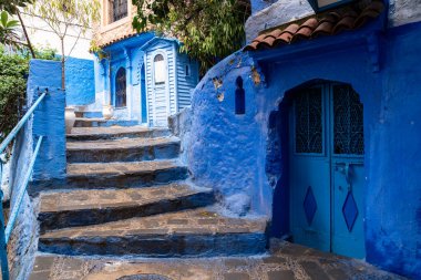 Chefchaouen, Fas - 26 Mart 2024: Bulutlu bir günde Fas 'ın Chefchaouen şehrindeki tipik mavi ev