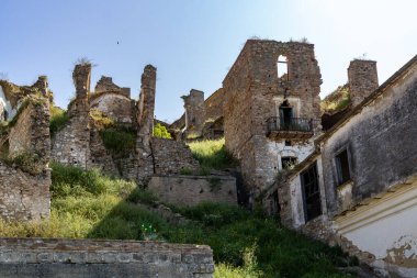 Craco, İtalya-25 Nisan 2025: Güneşli bir günde İtalya 'nın hayalet şehri Craco' nun kalıntılarının manzarası