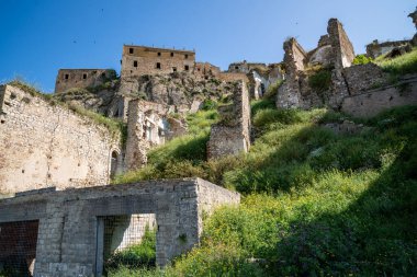 Craco, İtalya-25 Nisan 2025: Güneşli bir günde İtalya 'daki tepedeki hayalet şehir Craco' nun kalıntılarının manzarası