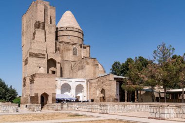 Shahrisabz, Özbekistan-Ağustos 14, 2023: Güneşli bir günde Shahrisabz şehrindeki ünlü Dor Us-Siyodat mozolesinin kalıntıları