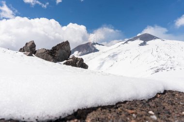 Sicilya 'da güneşli bir günde Etna Dağı' na kar yağar