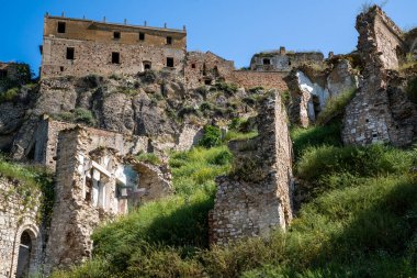 Craco, İtalya-25 Nisan 2025: güneşli bir günde İtalya 'nın hayalet şehri Craco' da yıkılan evler