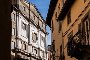 Lucca, İtalya - 16 Şubat 2025: Güneşli bir günde Lucca 'nın dar sokakları arasında küçük bir kilise