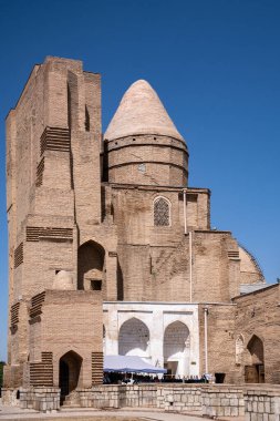 Shahrisabz, Özbekistan-Ağustos 14, 2023: Güneşli bir günde, ünlü Dor Us-Siyodat mozolesinin dikey fotoğrafı