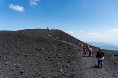 Etna, İtalya-13 Mayıs 2022: Güneşli bir günde Etna yanardağının kraterleri yakınındaki insanlar