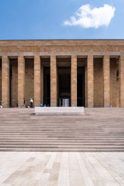 Ankara, Türkiye-Ağustos 8, 2025: Güneşli bir günde Türkiye 'nin Ankara kentindeki heybetli Atatürk türbesini ziyaret eden turistlerin dikey fotoğrafları