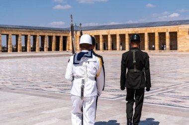 Ankara, Türkiye-Ağustos 8, 2025: Askerler güneşli bir günde Türkiye 'nin Ankara kentindeki Atatürk mozolesinde nöbet değiştirmeye hazırlanıyorlar