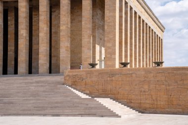 Ankara, Türkiye-Ağustos 8, 2025: Güneşli bir günde Atatürk 'ün Ankara' daki mozolesinde merdivenler