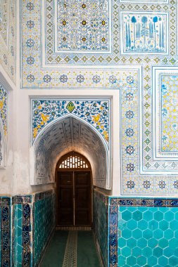 Shahrisabz, Özbekistan-Ağustos 14, 2023: Kok Gumbaz camisinde gün boyunca dekore edilmiş iç mekanların dikey fotoğrafı