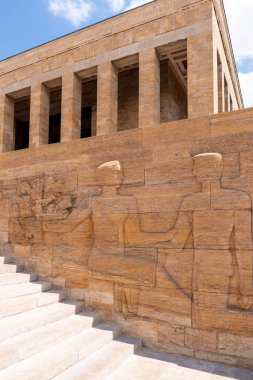 Ankara, Türkiye-Ağustos 8, 2025: Güneşli bir günde Atatürk 'ün Ankara, Türkiye' deki anıtmezarının dikey fotoğrafı