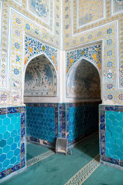 Shahrisabz, Özbekistan-Ağustos 14, 2023: Shahrisabz 'daki Kok Gumbaz Camii' nin içindeki iki kapının dikey fotoğrafı