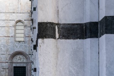 Lucca, İtalya-16 Şubat 2025: Bulutlu bir günde San Martino Katedrali 'nin sanatsal motifleri