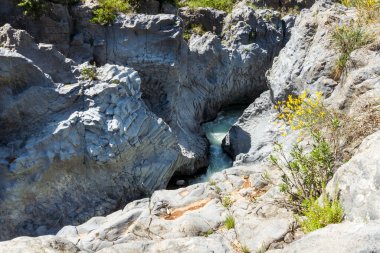 Alcantara Nehri güneşli bir günde beyaz bazalt kayaları arasında akar..