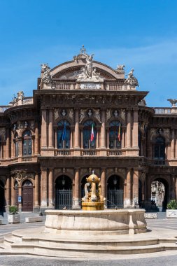 Catania, İtalya-14 Mayıs 2022: Güneşli bir günde Yunus Çeşmesi ve Piazza Bellini 'deki Opera Evi' nin dikey fotoğrafı.