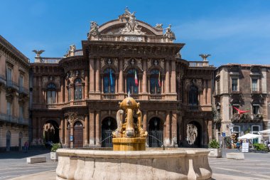 Catania, İtalya-14 Mayıs 2022: Catania Piazza Bellini 'deki Vincenzo Bellini Opera Salonu' nun ön cephesi, önünde güzel güneşli bir günde.