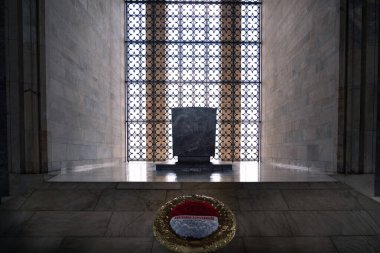 Ankara, Türkiye-Ağustos 8, 2025: Çağdaş Türkiye 'nin ilk cumhurbaşkanı Atatürk' ün mezarının önü, kendisine adanmış anıt mezarın içinde Ağustos ayında Ankara 'da