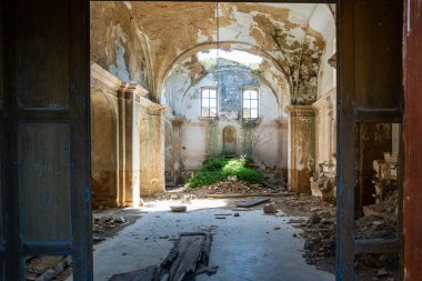 Craco, İtalya-25 Nisan 2025: Sicilya 'nın hayalet kasabası Craco' daki küçük bir kilisenin iç kısımları bir bahar günü