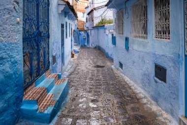 Şef, Fas - 26 Mart 2024: Mart günü Fas 'ın mavi şehri Chefchaouen' de parmaklıklı pencere ve kapılar