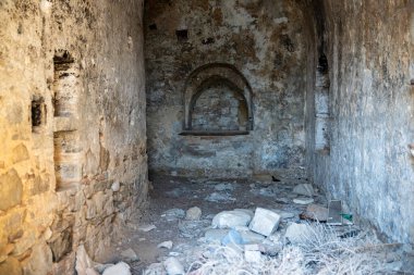 Craco, İtalya-25 Nisan 2025: Nisan ayının bir günü boyunca Basilicata 'daki Craco kasabasında terk edilmiş ve boş bir ev..