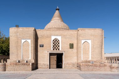 Buhara, Özbekistan-Ağustos 15, 2023: İsmail Samani 'nin Buhara' daki bir parktaki mozolesi, süslü tuğlalarıyla ünlü, ağustos ayında