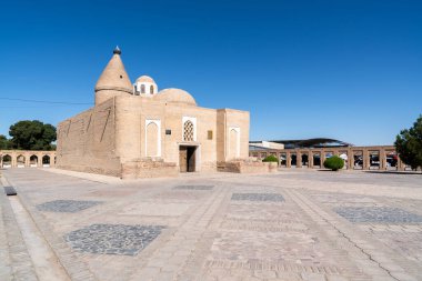 Buhara, Özbekistan-Ağustos 15, 2023: Sıcak bir Ağustos gününde Buhara 'daki Chashma Ayub Anıtmezarının yan görüntüsü