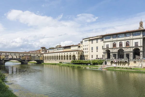 Eski köprünün ve Floransa'daki Uffizi Galerisi — Stok fotoğraf