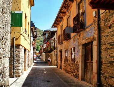 Calle gerçek, sokakta Molinaseca