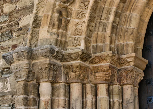 Detalhe da Porta do Perdão na igreja romanesca de Santiago — Fotografia de Stock