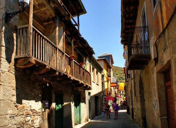 Calle Real, ulice ve městě Molinaseca — Stock fotografie