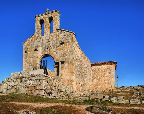 Ruiny kościoła w historycznej wsi z Castelo Mendo — Zdjęcie stockowe