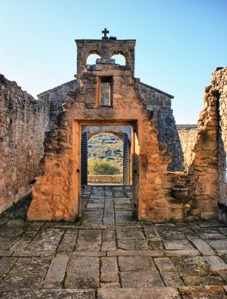 Ruiny kościoła w historycznej wsi z Castelo Mendo — Zdjęcie stockowe