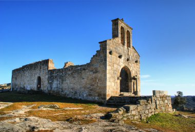 Kilise kalıntıları tarihi köy, Castelo Mendo içinde