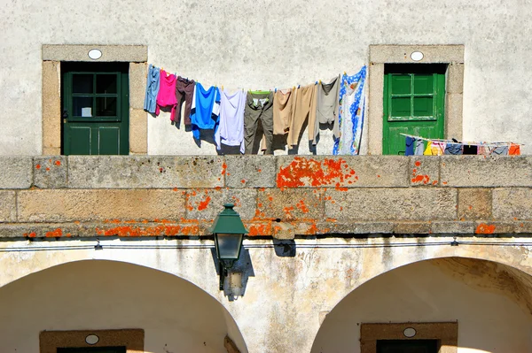 Asciugatura vestiti nel villaggio storico di Almeida — Foto Stock