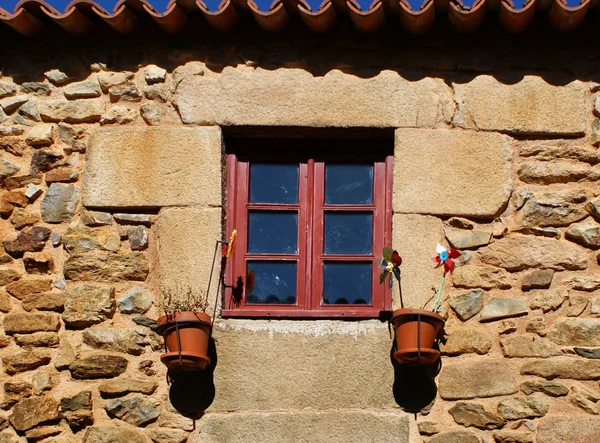 Castelo Rodrigo tarihi köy penceresinde — Stok fotoğraf