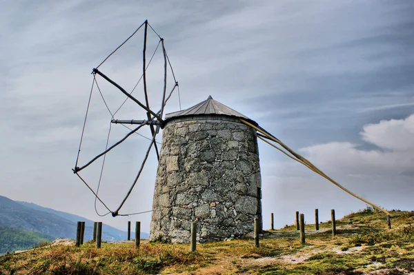 Starý větrný mlýn Aboim — Stock fotografie
